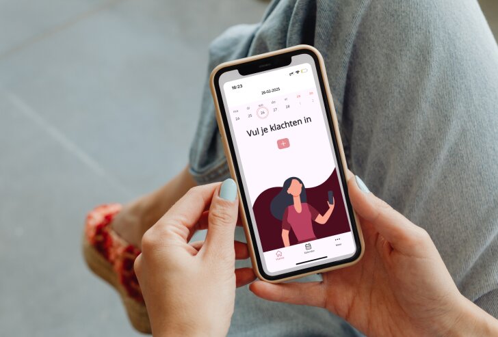 Telefoon met de Ruby app in de hand
